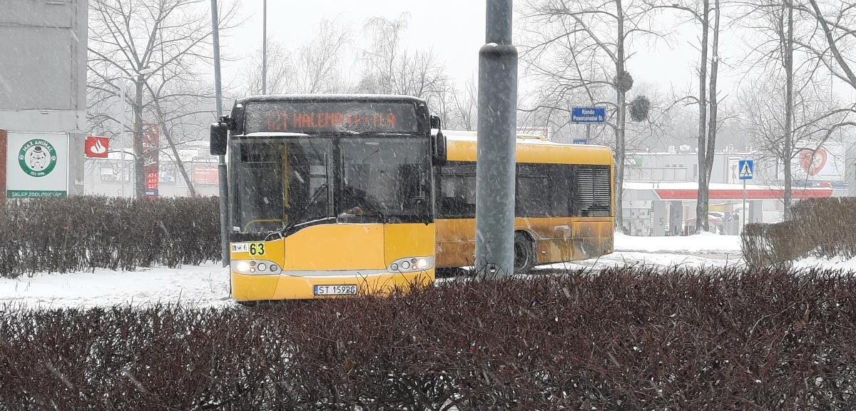 Autobus linii 121 kierunek Halemba Pętla około godziny 9:00 uległ awarii na rondzie Powstańców Śląskich w Rudzie Śląskiej.