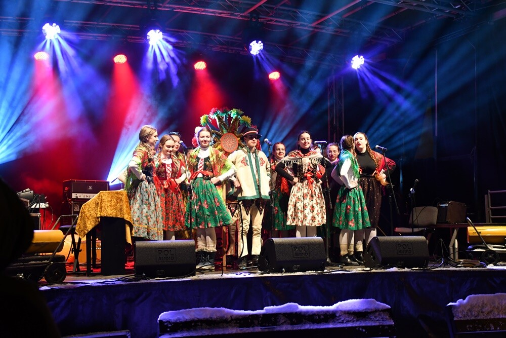 Spotkanie ze świętym Mikołajem, występ młodych artystów z Amatorskiego Teatru Pierro pod kierunkiem Anny Morajko-Fornal oraz koncert Sebastiana Riedla i Zespołu Cree - tak wyglądała sobotnia część Rudzkiego Kiermaszu Świątecznego.

fot. Jacek Knapik