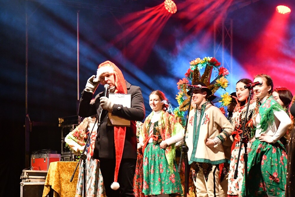 Spotkanie ze świętym Mikołajem, występ młodych artystów z Amatorskiego Teatru Pierro pod kierunkiem Anny Morajko-Fornal oraz koncert Sebastiana Riedla i Zespołu Cree - tak wyglądała sobotnia część Rudzkiego Kiermaszu Świątecznego.

fot. Jacek Knapik