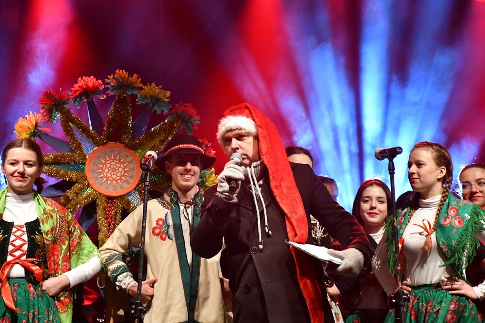 Spotkanie ze świętym Mikołajem, występ młodych artystów z Amatorskiego Teatru Pierro pod kierunkiem Anny Morajko-Fornal oraz koncert Sebastiana Riedla i Zespołu Cree - tak wyglądała sobotnia część Rudzkiego Kiermaszu Świątecznego.

fot. Jacek Knapik