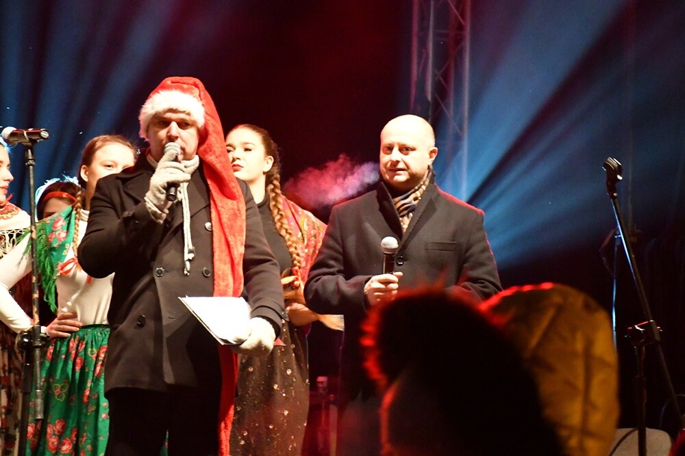 Spotkanie ze świętym Mikołajem, występ młodych artystów z Amatorskiego Teatru Pierro pod kierunkiem Anny Morajko-Fornal oraz koncert Sebastiana Riedla i Zespołu Cree - tak wyglądała sobotnia część Rudzkiego Kiermaszu Świątecznego.

fot. Jacek Knapik
