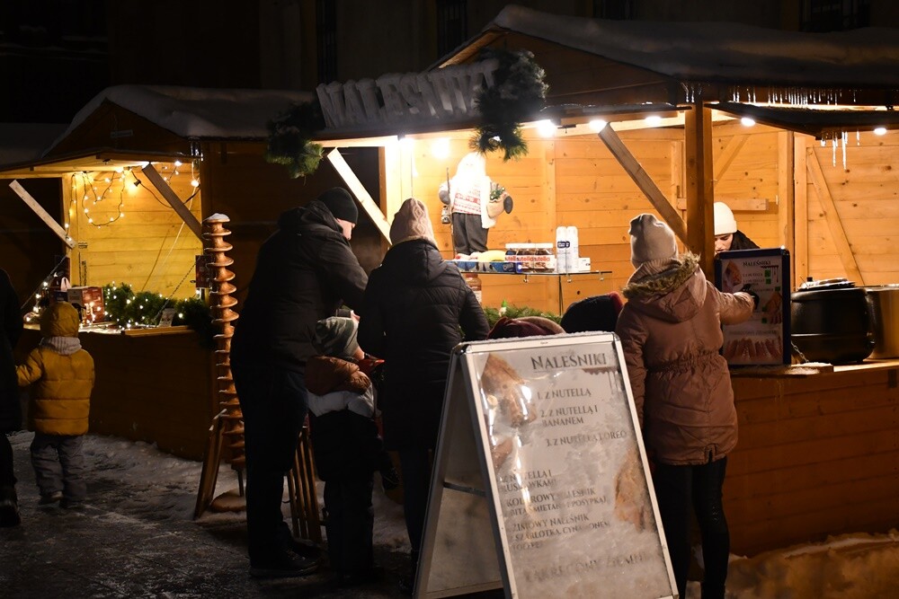 Spotkanie ze świętym Mikołajem, występ młodych artystów z Amatorskiego Teatru Pierro pod kierunkiem Anny Morajko-Fornal oraz koncert Sebastiana Riedla i Zespołu Cree - tak wyglądała sobotnia część Rudzkiego Kiermaszu Świątecznego.

fot. Jacek Knapik