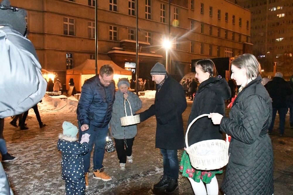 Spotkanie ze świętym Mikołajem, występ młodych artystów z Amatorskiego Teatru Pierro pod kierunkiem Anny Morajko-Fornal oraz koncert Sebastiana Riedla i Zespołu Cree - tak wyglądała sobotnia część Rudzkiego Kiermaszu Świątecznego.

fot. Jacek Knapik