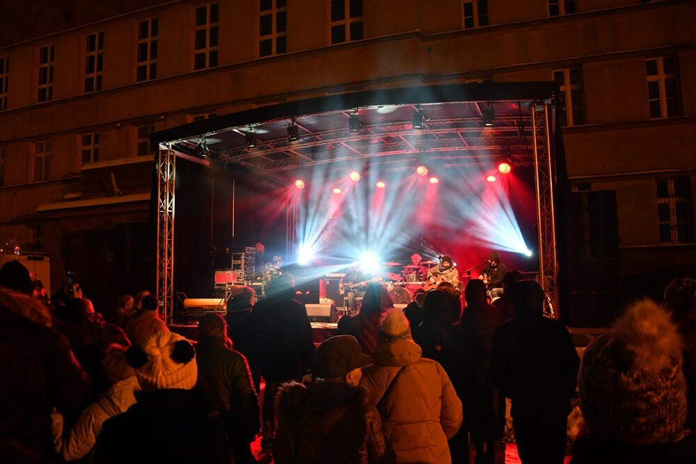 Spotkanie ze świętym Mikołajem, występ młodych artystów z Amatorskiego Teatru Pierro pod kierunkiem Anny Morajko-Fornal oraz koncert Sebastiana Riedla i Zespołu Cree - tak wyglądała sobotnia część Rudzkiego Kiermaszu Świątecznego.

fot. Jacek Knapik