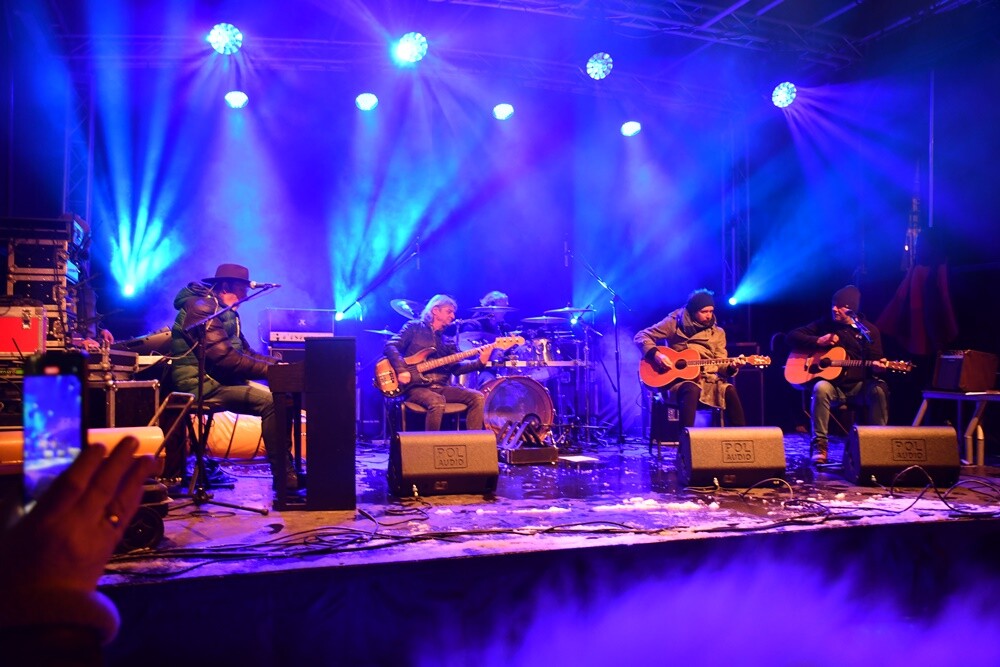 Spotkanie ze świętym Mikołajem, występ młodych artystów z Amatorskiego Teatru Pierro pod kierunkiem Anny Morajko-Fornal oraz koncert Sebastiana Riedla i Zespołu Cree - tak wyglądała sobotnia część Rudzkiego Kiermaszu Świątecznego.

fot. Jacek Knapik