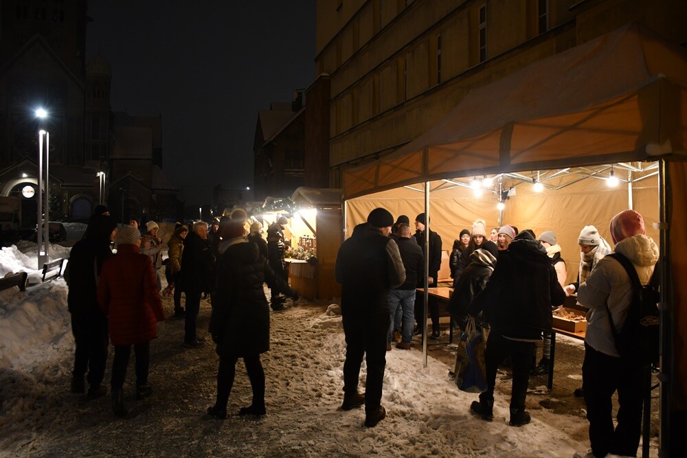 Spotkanie ze świętym Mikołajem, występ młodych artystów z Amatorskiego Teatru Pierro pod kierunkiem Anny Morajko-Fornal oraz koncert Sebastiana Riedla i Zespołu Cree - tak wyglądała sobotnia część Rudzkiego Kiermaszu Świątecznego.

fot. Jacek Knapik