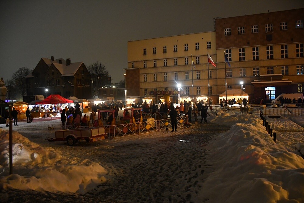 Spotkanie ze świętym Mikołajem, występ młodych artystów z Amatorskiego Teatru Pierro pod kierunkiem Anny Morajko-Fornal oraz koncert Sebastiana Riedla i Zespołu Cree - tak wyglądała sobotnia część Rudzkiego Kiermaszu Świątecznego.

fot. Jacek Knapik