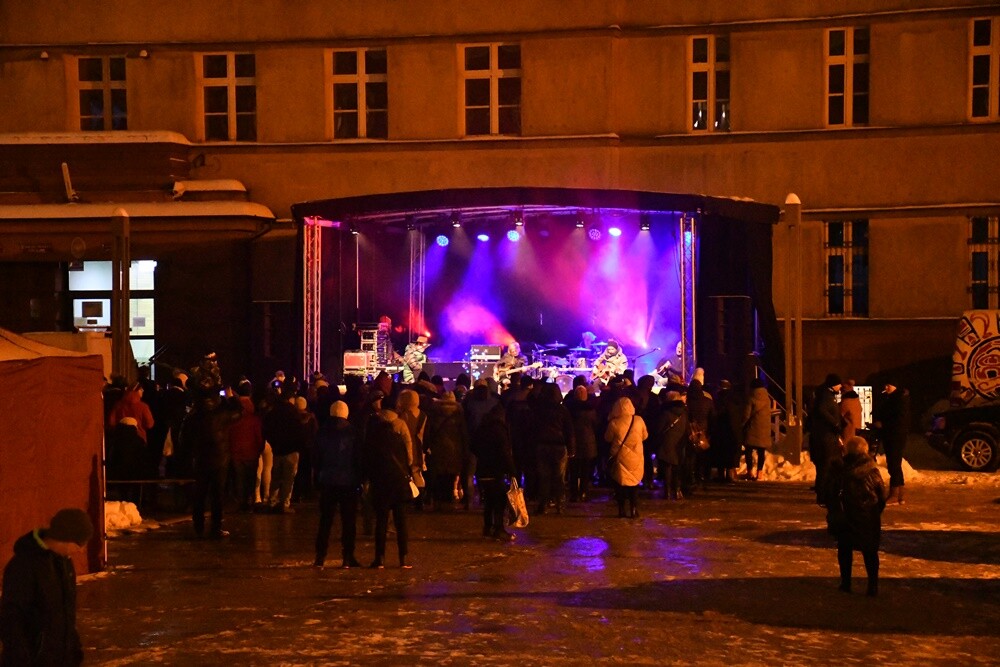 Spotkanie ze świętym Mikołajem, występ młodych artystów z Amatorskiego Teatru Pierro pod kierunkiem Anny Morajko-Fornal oraz koncert Sebastiana Riedla i Zespołu Cree - tak wyglądała sobotnia część Rudzkiego Kiermaszu Świątecznego.

fot. Jacek Knapik