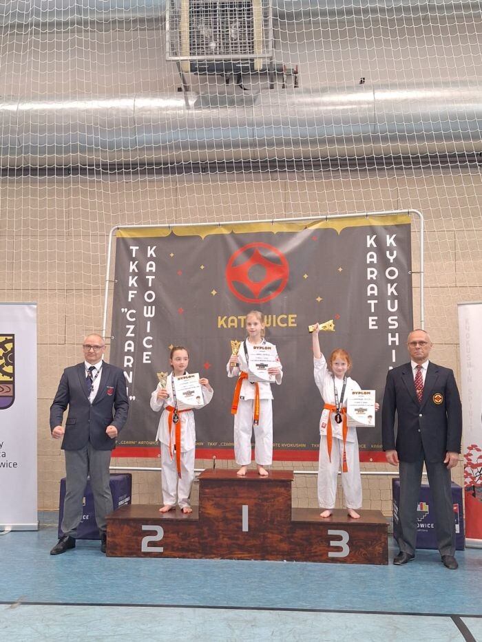 Początkujący karatecy z medalami – dla wielu był to debiut na zawodach!/fot. Rudzki Klub Kyokushin Karate