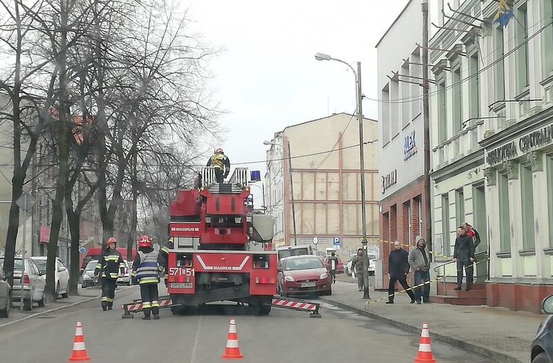 Tynk sypie się z kamienicy na Dąbrowskiego