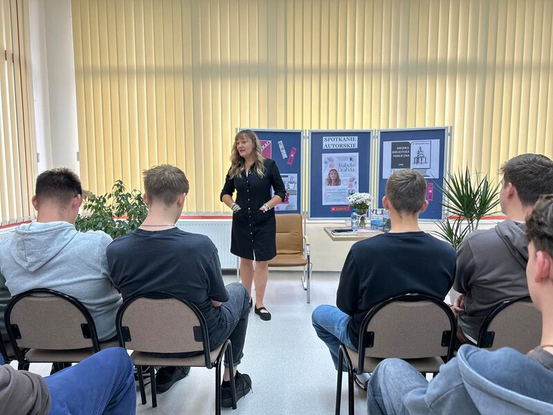 Uczniowie CKZiU spotkali się z pisarką Izabelą Grabdą