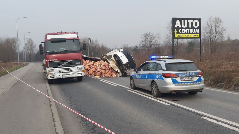ul. Kokota w Rudzie Śląskiej zablokowana! Wywrócił się TIR z mięsem!