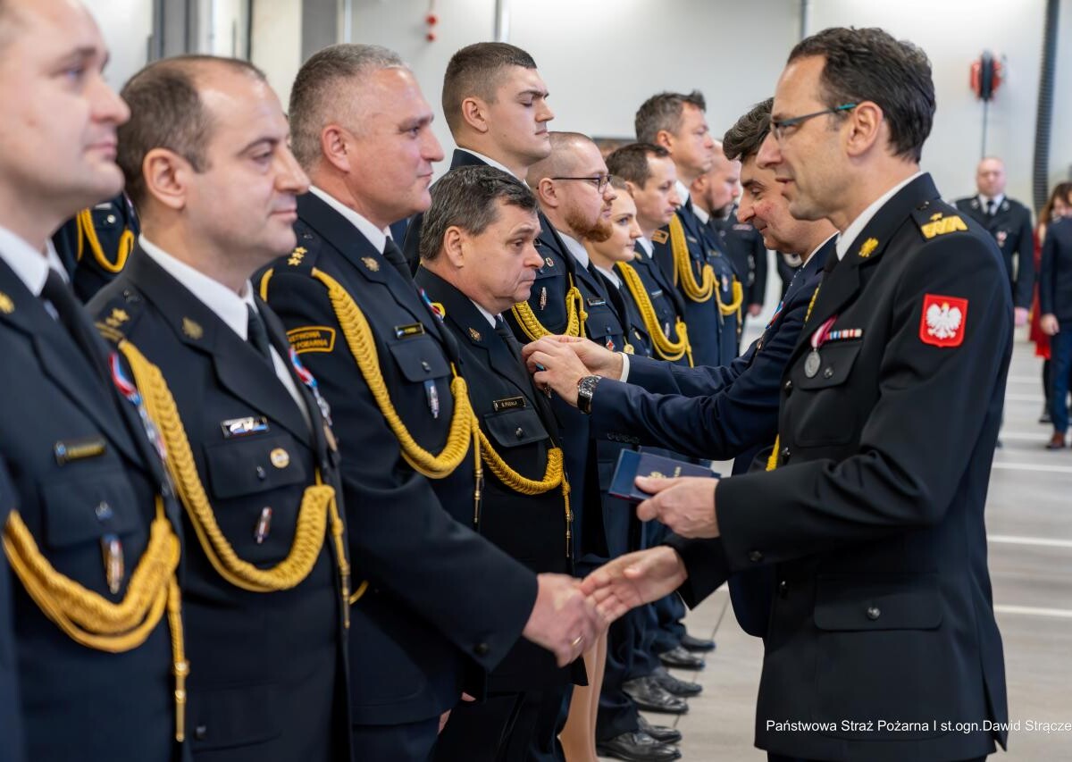 W siedzibie Komendy Miejskiej Państwowej Straży Pożarnej w Rudzie Śląskiej odbyła się wyjątkowa uroczystość z okazji Wojewódzkich Obchodów Narodowego Święta Niepodległości / fot. st. ogn. Dawid Strączek