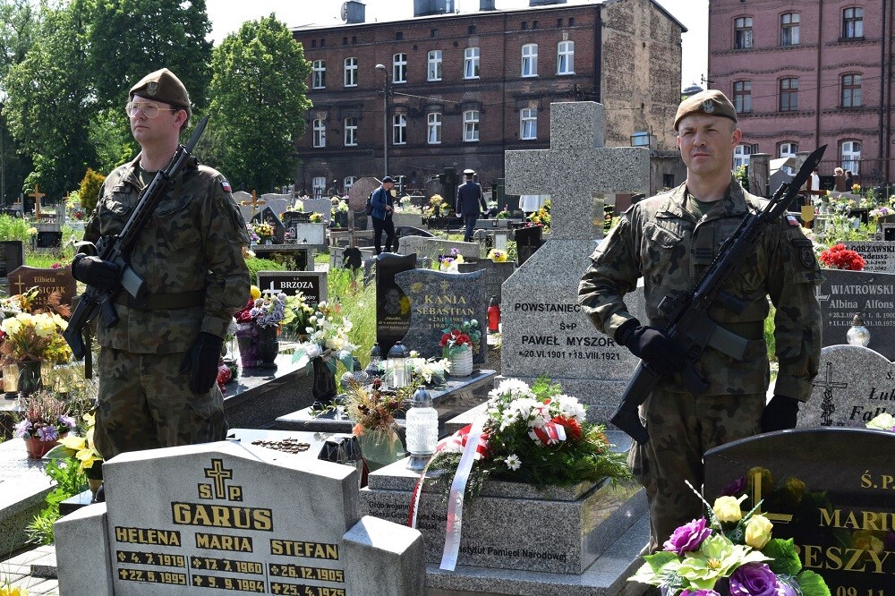 W ramach obchodów upamiętniających 100. rocznicę wybuchu III powstania śląskiego w niedzielę na terenie parafii św. św. Wawrzyńca i Antoniego w Wirku odbyła się uroczystość poświęcenia 8 grobów powstańców śląskich.

fot. IPN