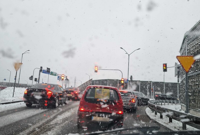 Uwaga kierowcy! Trudne warunki na rudzkich drogach [ZDJĘCIA]