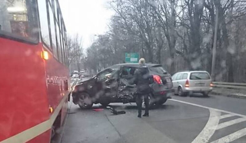 W Chebziu doszło do kolizji. Samochód zderzył się z tramwajem.