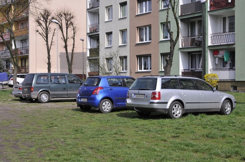W Halembie parkują już nawet na boisku