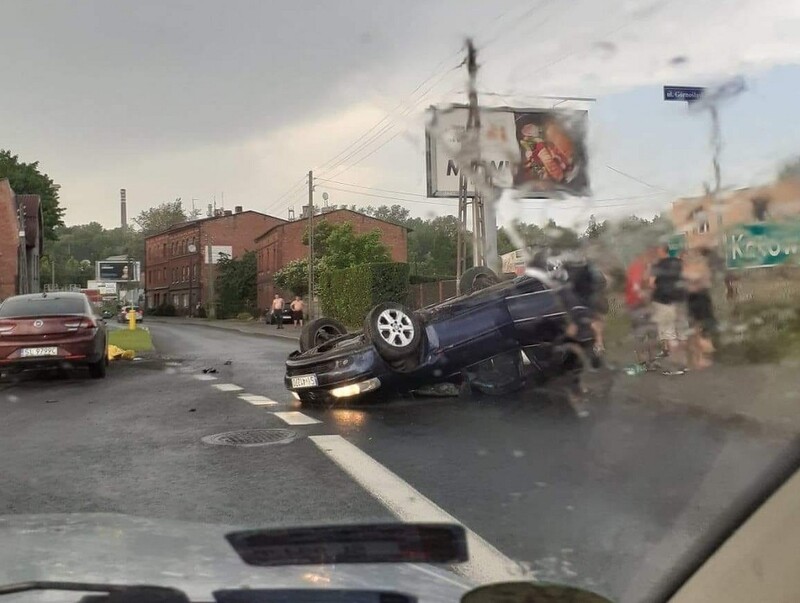 W Kochłowicach na ulicy Tunkla dachował samochód