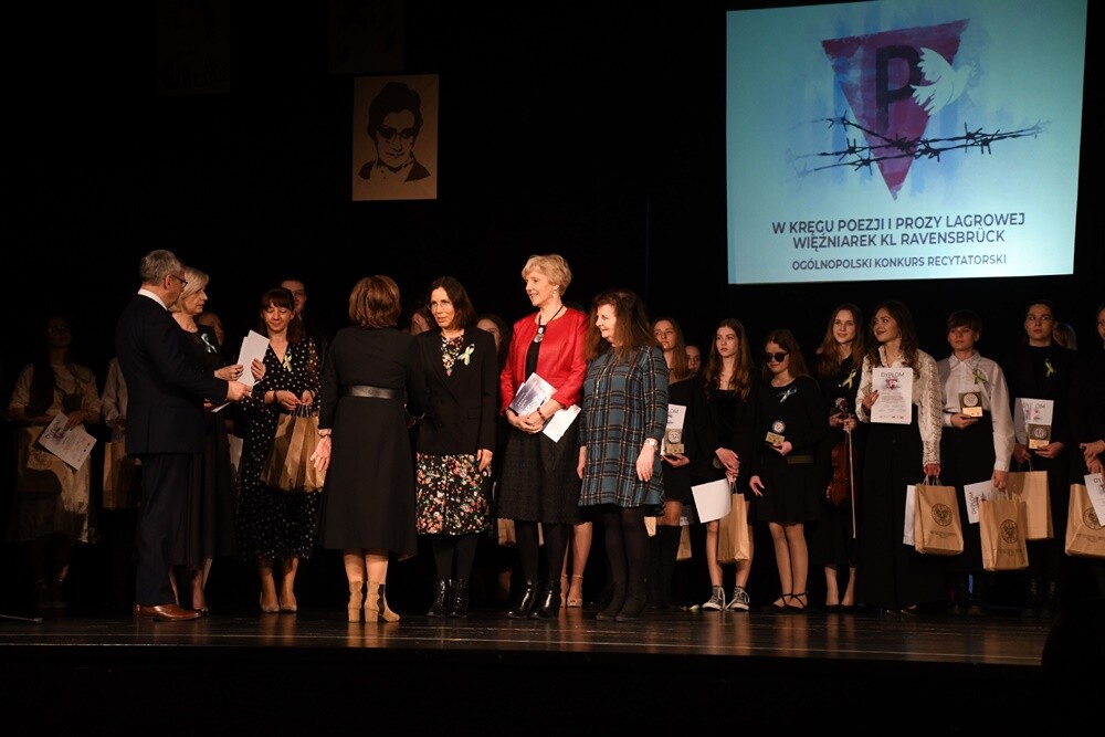 Gala Finałowa Konkursu recytatorskiego "W kręgu poezji lagrowej więźniarek obozu Ravensbr�źck" odbyła się w Miejskim Centrum Kultury im. H. Bisty. Laureaci półfinałów zaprezentowali się na scenie przed byłymi więźniarkami KL Ravensbr�źck, ich rodzinami i uczniami rudzkich szkół. 

fot. Jacek Knapik