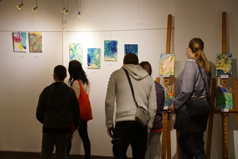 Wczoraj w Miejskim Centrum Kultury im. Henryka Bisty odbył się wernisaż wystawy prac uczniów Szkoły Podstawowej nr 35 Specjalnej w Rudzie Śląskiej - "W świecie kolorów". 