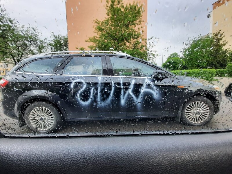 Wandal dewastuje samochody na halembskim osiedlu. Mieszkańcy szukają sprawcy