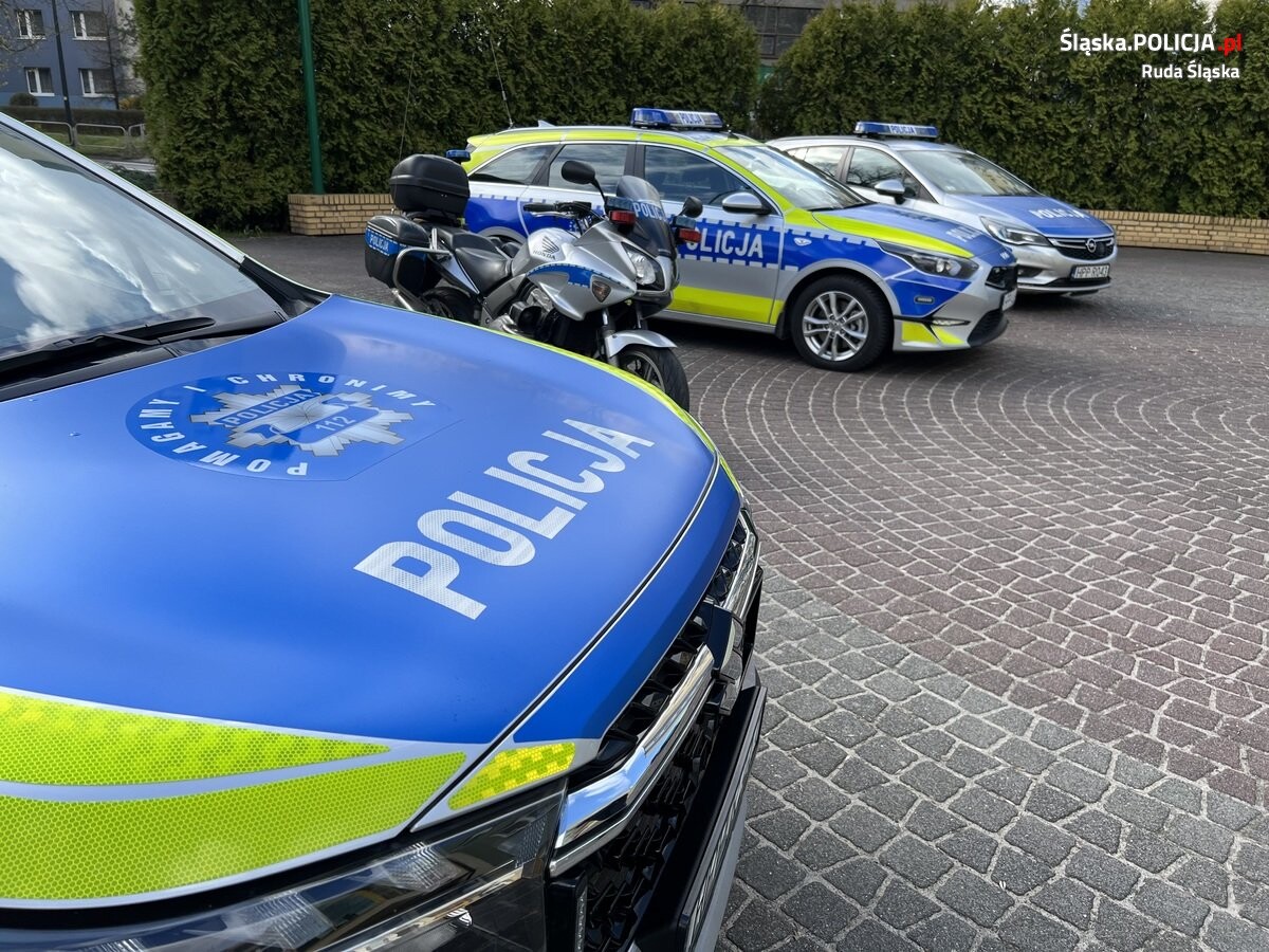 W auli Liceum Ogólnokształcącego nr 3 w Rudzie Śląskiej policjanci zorganizowali dla uczniów warsztaty "Na Drodze - Patrz i Słuchaj" na temat bezpieczeństwa na drodze i zagrożeń, jakie czyhają na pieszych / fot. KMP Ruda Śląska