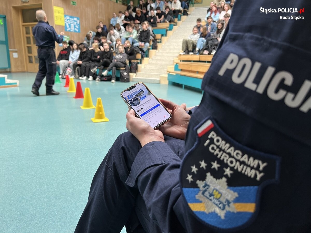 W auli Liceum Ogólnokształcącego nr 3 w Rudzie Śląskiej policjanci zorganizowali dla uczniów warsztaty "Na Drodze - Patrz i Słuchaj" na temat bezpieczeństwa na drodze i zagrożeń, jakie czyhają na pieszych / fot. KMP Ruda Śląska