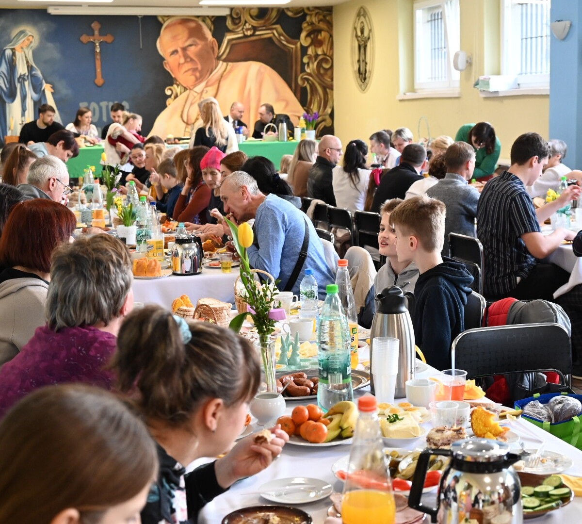 Kilkadziesiąt osób uczestniczyło w śniadaniu wielkanocnym dla uchodźców wojennych z Ukrainy, zorganizowanym w niedzielę w Rudzie Śląskiej. 

fot. UM Ruda Śląska / Fundacja Przyjaciół Świętego Mikołaja