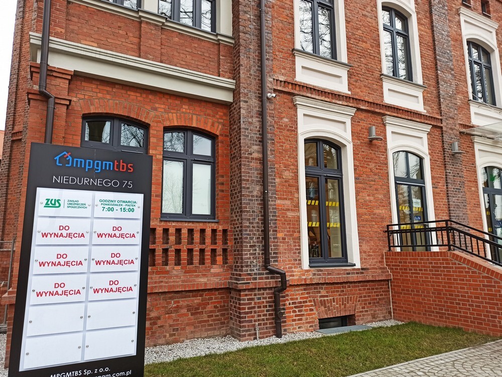 Willa przy ulicy Piotra Niedurnego 75 w Rudzie Śląskiej to połączenie nowoczesności 
i tradycji. Zabytkowy gmach przeszedł niedawno gruntowną rewitalizację, a teraz czeka na nowych najemców. MPGM TBS SP z o. o ma do wynajęcia pomieszczenia: 4 lokale użytkowe z węzłem sanitarnym na I piętrze (260 m2) oraz 4 lokale użytkowe z węzłem sanitarnym na poddaszu (218 m2). To idealna przestrzeń na biura, gabinety czy kancelarię.