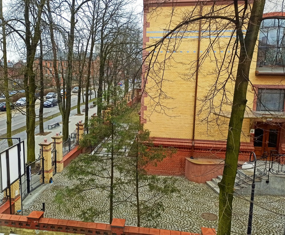 Willa przy ulicy Piotra Niedurnego 75 w Rudzie Śląskiej to połączenie nowoczesności 
i tradycji. Zabytkowy gmach przeszedł niedawno gruntowną rewitalizację, a teraz czeka na nowych najemców. MPGM TBS SP z o. o ma do wynajęcia pomieszczenia: 4 lokale użytkowe z węzłem sanitarnym na I piętrze (260 m2) oraz 4 lokale użytkowe z węzłem sanitarnym na poddaszu (218 m2). To idealna przestrzeń na biura, gabinety czy kancelarię.