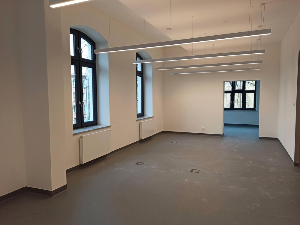 Willa przy ulicy Piotra Niedurnego 75 w Rudzie Śląskiej to połączenie nowoczesności 
i tradycji. Zabytkowy gmach przeszedł niedawno gruntowną rewitalizację, a teraz czeka na nowych najemców. MPGM TBS SP z o. o ma do wynajęcia pomieszczenia: 4 lokale użytkowe z węzłem sanitarnym na I piętrze (260 m2) oraz 4 lokale użytkowe z węzłem sanitarnym na poddaszu (218 m2). To idealna przestrzeń na biura, gabinety czy kancelarię.