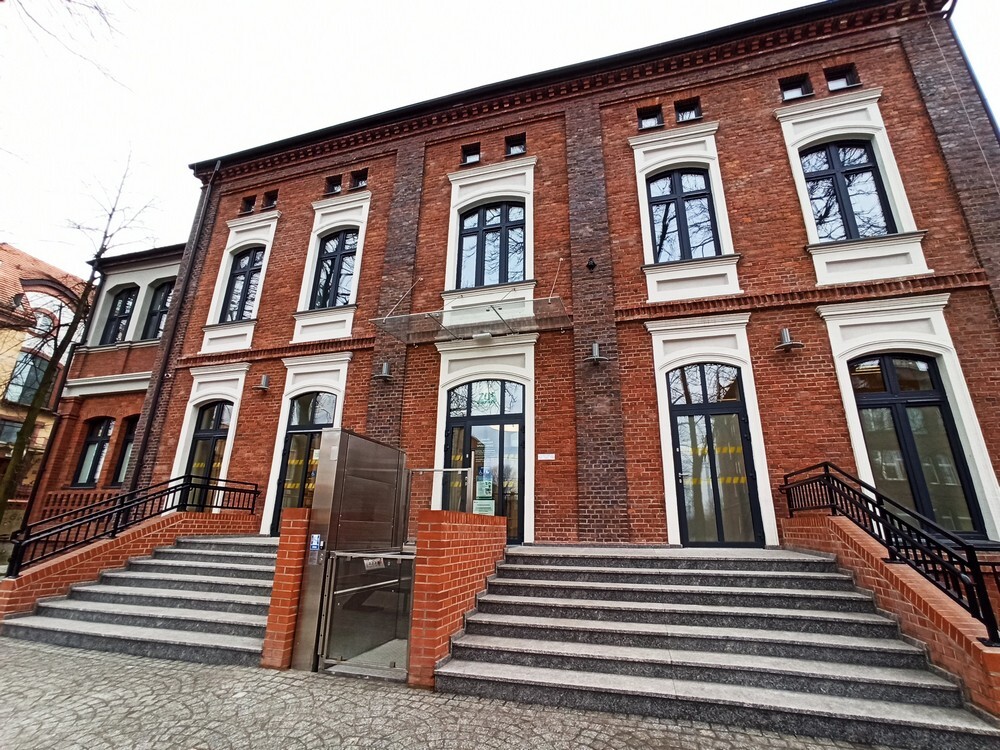 Willa przy ulicy Piotra Niedurnego 75 w Rudzie Śląskiej to połączenie nowoczesności 
i tradycji. Zabytkowy gmach przeszedł niedawno gruntowną rewitalizację, a teraz czeka na nowych najemców. MPGM TBS SP z o. o ma do wynajęcia pomieszczenia: 4 lokale użytkowe z węzłem sanitarnym na I piętrze (260 m2) oraz 4 lokale użytkowe z węzłem sanitarnym na poddaszu (218 m2). To idealna przestrzeń na biura, gabinety czy kancelarię.