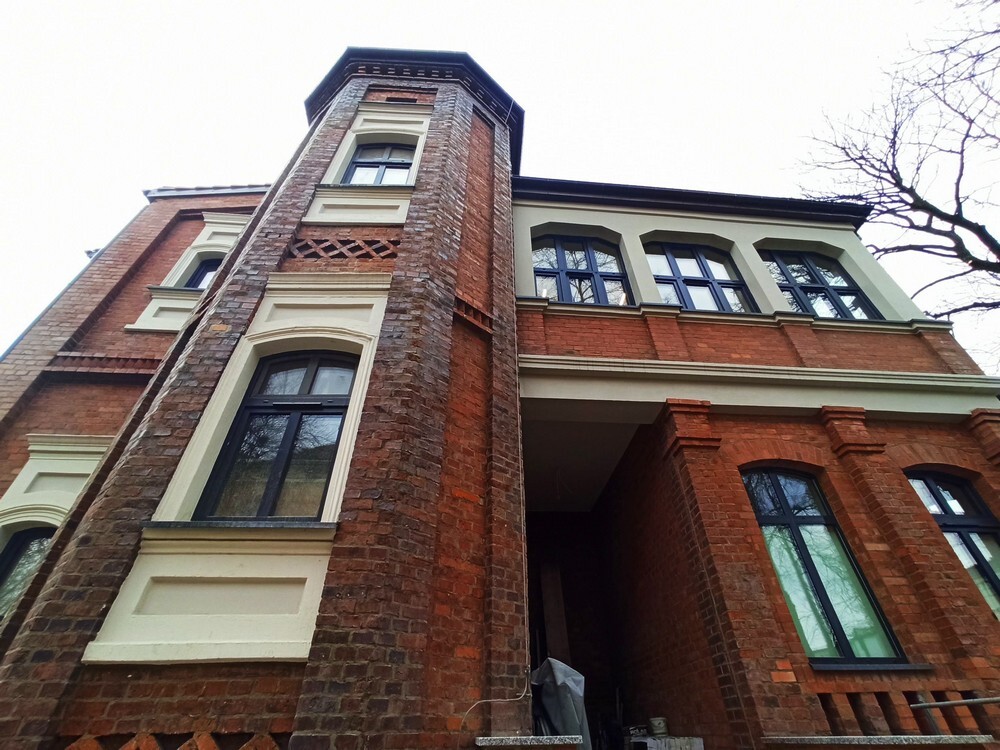 Willa przy ulicy Piotra Niedurnego 75 w Rudzie Śląskiej to połączenie nowoczesności 
i tradycji. Zabytkowy gmach przeszedł niedawno gruntowną rewitalizację, a teraz czeka na nowych najemców. MPGM TBS SP z o. o ma do wynajęcia pomieszczenia: 4 lokale użytkowe z węzłem sanitarnym na I piętrze (260 m2) oraz 4 lokale użytkowe z węzłem sanitarnym na poddaszu (218 m2). To idealna przestrzeń na biura, gabinety czy kancelarię.