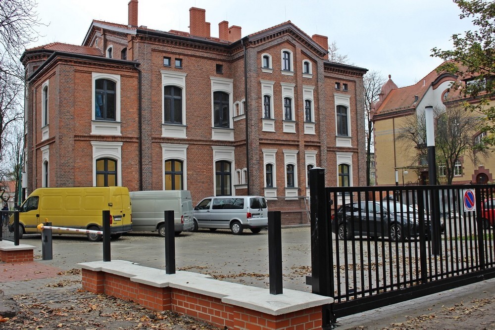 Willa przy ulicy Piotra Niedurnego 75 w Rudzie Śląskiej to połączenie nowoczesności 
i tradycji. Zabytkowy gmach przeszedł niedawno gruntowną rewitalizację, a teraz czeka na nowych najemców. MPGM TBS SP z o. o ma do wynajęcia pomieszczenia: 4 lokale użytkowe z węzłem sanitarnym na I piętrze (260 m2) oraz 4 lokale użytkowe z węzłem sanitarnym na poddaszu (218 m2). To idealna przestrzeń na biura, gabinety czy kancelarię.