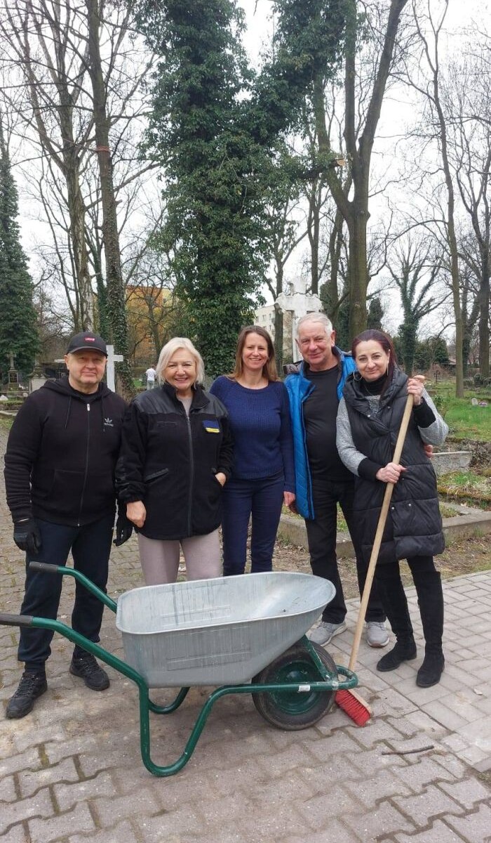 Społecznicy i uczniowie wysprzątali zabytkowy cmentarz parafialny w Orzegowie/fot. Towarzystwo Miłośników Orzegowa