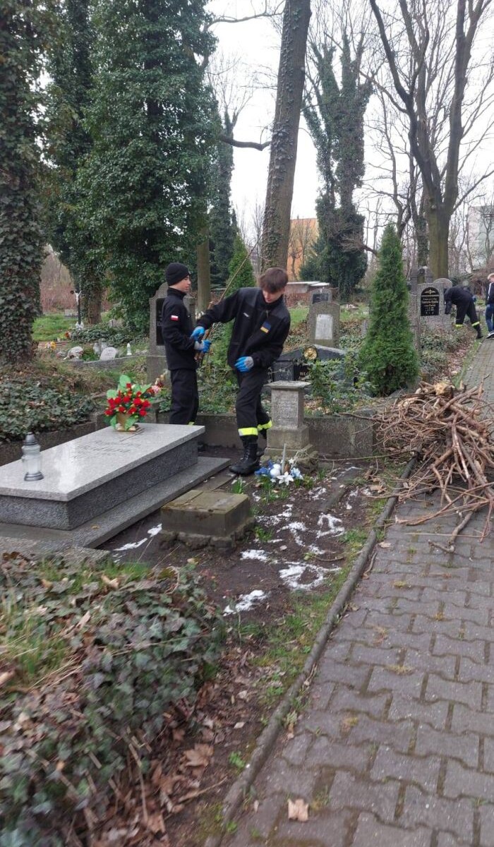 Społecznicy i uczniowie wysprzątali zabytkowy cmentarz parafialny w Orzegowie/fot. Towarzystwo Miłośników Orzegowa