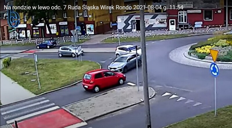 Wirek: Kierowca osobówki dojechał pod prąd do ronda [WIDEO]