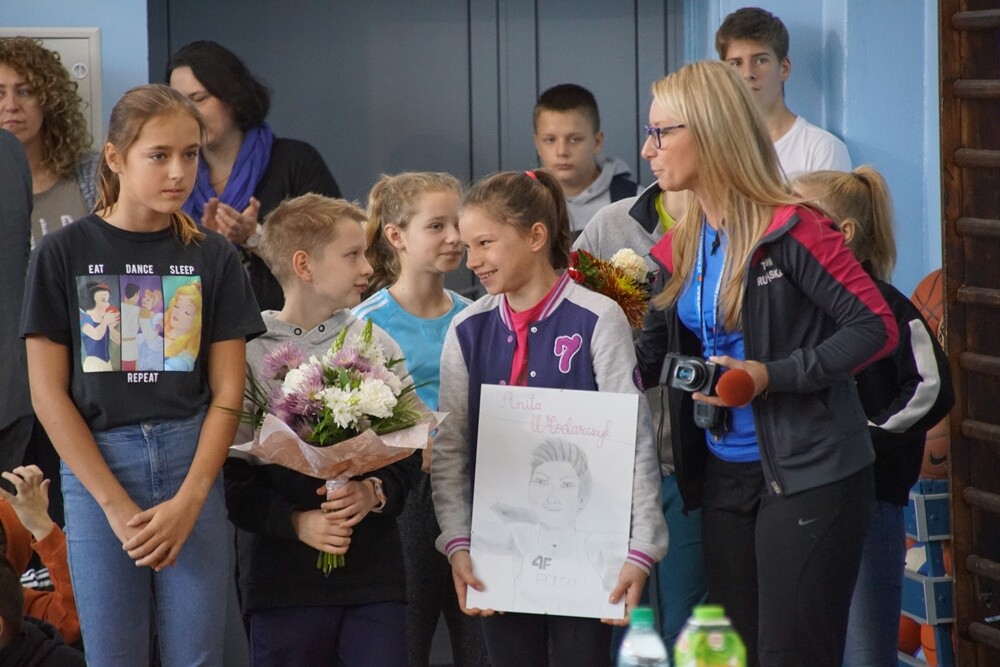 Anita Włodarczyk odwiedziła dziś Rudę Śląską! Polska lekkoatletka, dwukrotna złota medalistka igrzysk olimpijskich, czterokrotna mistrzyni świata oraz wielokrotna rekordzistka świata, Europy i kraju w rzucie młotem rozmawiała dzisiaj z uczniami Szkoły Podstawowej Sportowej nr 15 w Halembie.
