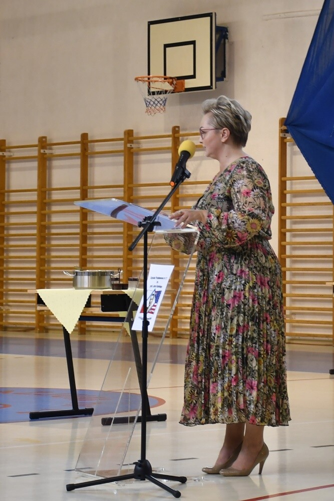 Budowa nowej siedziby Szkoły Podstawowej nr 17 idzie pełną parą! Dziś w placówce odbyła się uroczystość wmurowania Kapsuły Czasu, do której włożono m.in. listy uczniów, filmy, nagrania i zdjęcia.

fot. Jacek Knapik