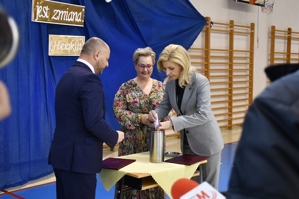 Budowa nowej siedziby Szkoły Podstawowej nr 17 idzie pełną parą! Dziś w placówce odbyła się uroczystość wmurowania Kapsuły Czasu, do której włożono m.in. listy uczniów, filmy, nagrania i zdjęcia.

fot. Jacek Knapik