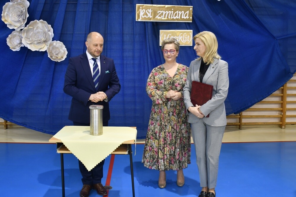 Budowa nowej siedziby Szkoły Podstawowej nr 17 idzie pełną parą! Dziś w placówce odbyła się uroczystość wmurowania Kapsuły Czasu, do której włożono m.in. listy uczniów, filmy, nagrania i zdjęcia.

fot. Jacek Knapik