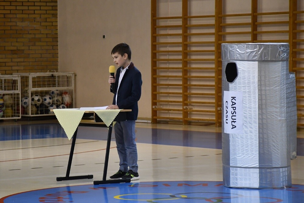 Budowa nowej siedziby Szkoły Podstawowej nr 17 idzie pełną parą! Dziś w placówce odbyła się uroczystość wmurowania Kapsuły Czasu, do której włożono m.in. listy uczniów, filmy, nagrania i zdjęcia.

fot. Jacek Knapik