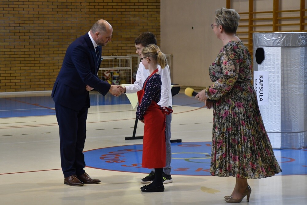 Budowa nowej siedziby Szkoły Podstawowej nr 17 idzie pełną parą! Dziś w placówce odbyła się uroczystość wmurowania Kapsuły Czasu, do której włożono m.in. listy uczniów, filmy, nagrania i zdjęcia.

fot. Jacek Knapik