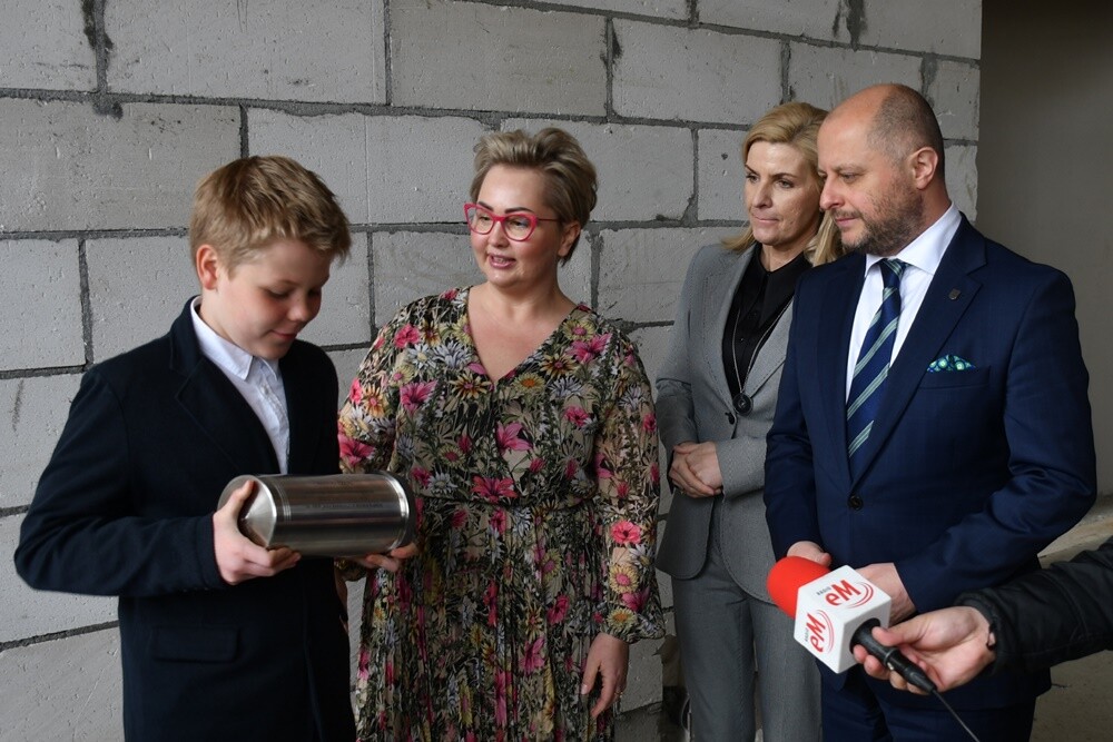 Budowa nowej siedziby Szkoły Podstawowej nr 17 idzie pełną parą! Dziś w placówce odbyła się uroczystość wmurowania Kapsuły Czasu, do której włożono m.in. listy uczniów, filmy, nagrania i zdjęcia.

fot. Jacek Knapik
