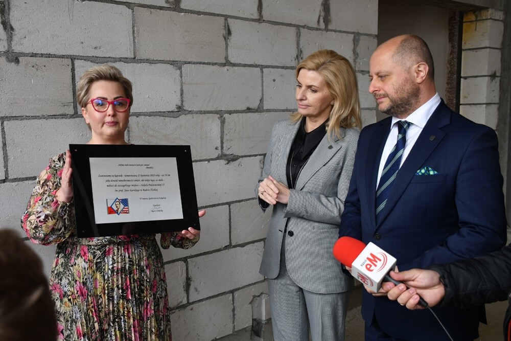 Budowa nowej siedziby Szkoły Podstawowej nr 17 idzie pełną parą! Dziś w placówce odbyła się uroczystość wmurowania Kapsuły Czasu, do której włożono m.in. listy uczniów, filmy, nagrania i zdjęcia.

fot. Jacek Knapik