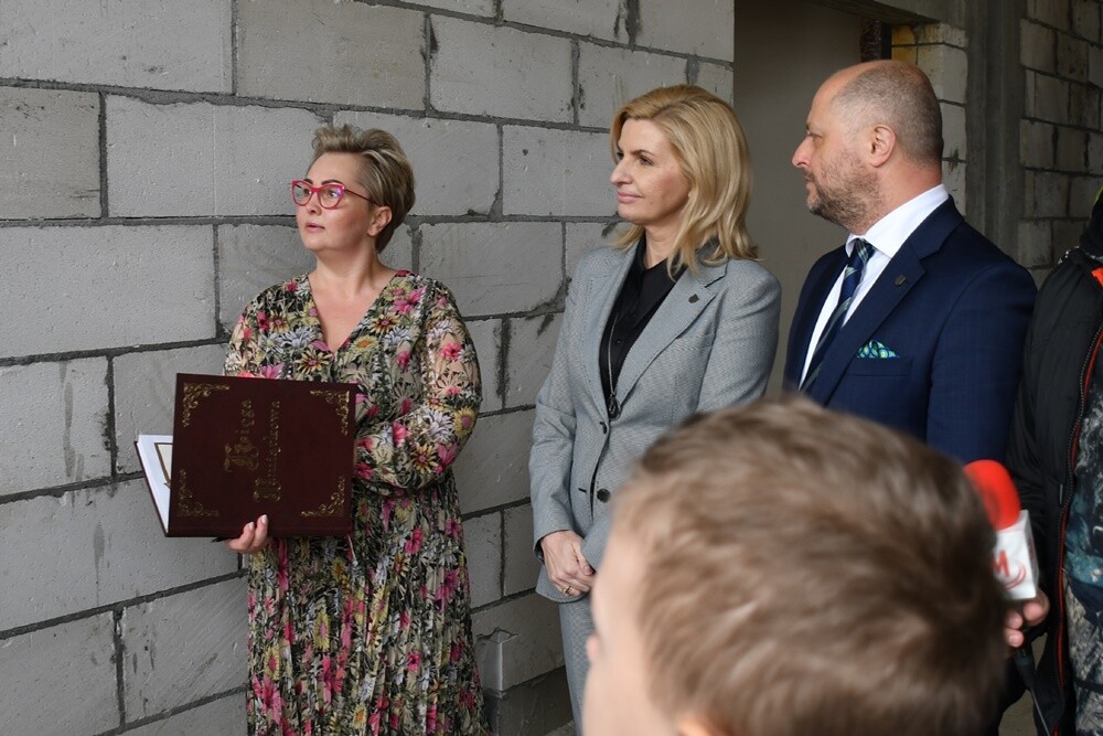Budowa nowej siedziby Szkoły Podstawowej nr 17 idzie pełną parą! Dziś w placówce odbyła się uroczystość wmurowania Kapsuły Czasu, do której włożono m.in. listy uczniów, filmy, nagrania i zdjęcia.

fot. Jacek Knapik