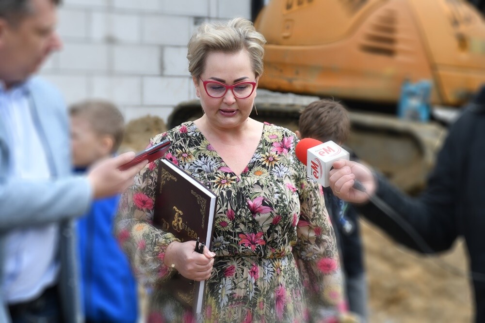 Budowa nowej siedziby Szkoły Podstawowej nr 17 idzie pełną parą! Dziś w placówce odbyła się uroczystość wmurowania Kapsuły Czasu, do której włożono m.in. listy uczniów, filmy, nagrania i zdjęcia.

fot. Jacek Knapik