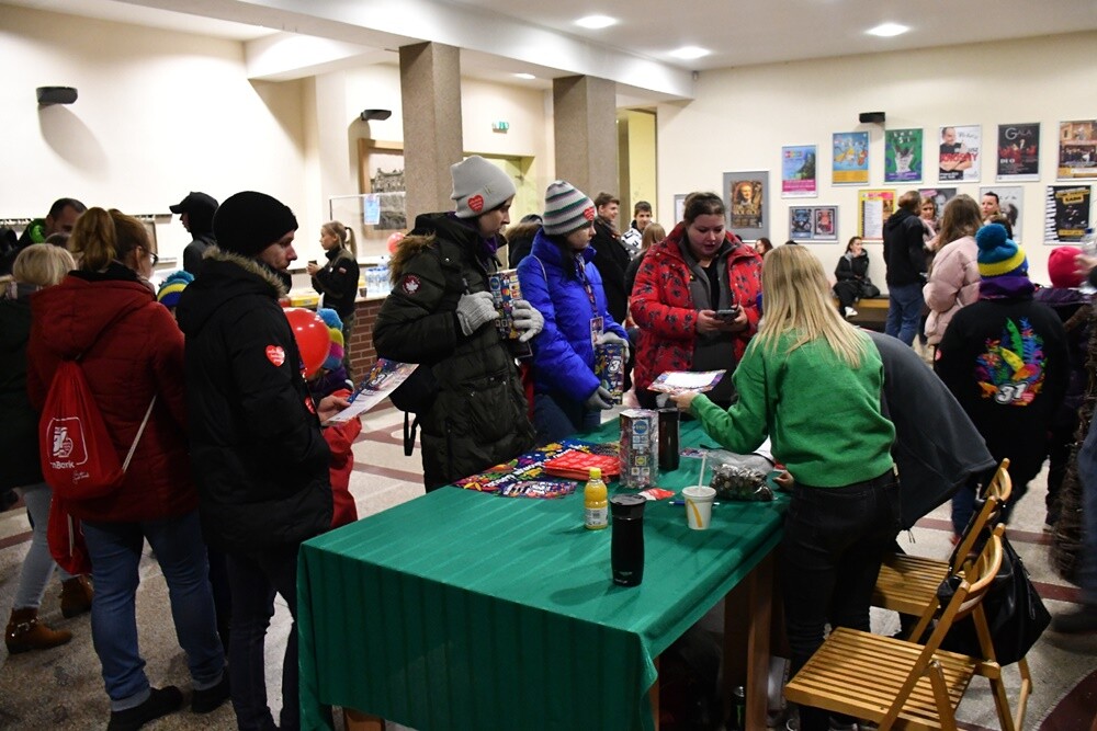 W Rudzie Śląskiej na ulice miasta wyruszyło około 450 wolontariuszy, aby zebrać fundusze, które przeznaczone zostaną na zakup sprzętu do walki z sepsą.

fot. Jacek Knapik / Sztaby WOŚP w Rudzie Śląskiej