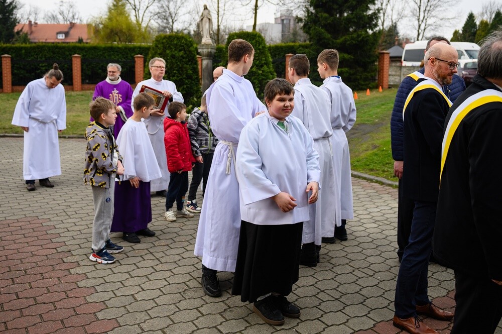 Wprowadzenie relikwii bł. Jana Machy do kościoła pw. św. Józefa w Rudzie. / fot. Parafia pw. św. Józefa w Rudzie Śląskiej