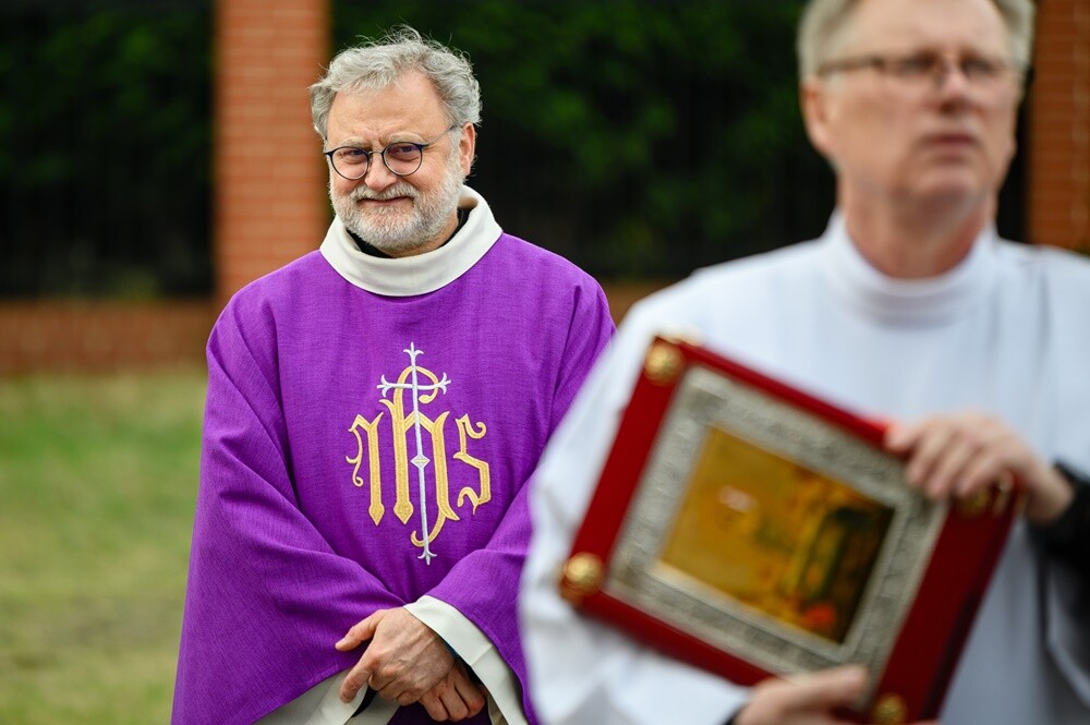Wprowadzenie relikwii bł. Jana Machy do kościoła pw. św. Józefa w Rudzie. / fot. Parafia pw. św. Józefa w Rudzie Śląskiej